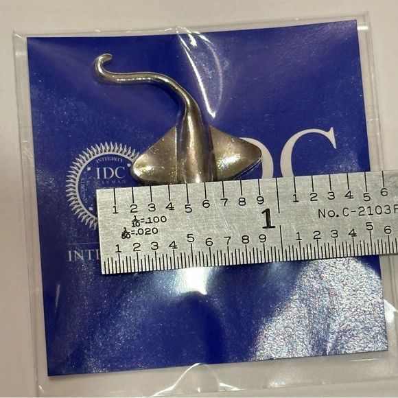 Stingray Necklace Silver Tone Pendant Charm - Picture 4 of 5